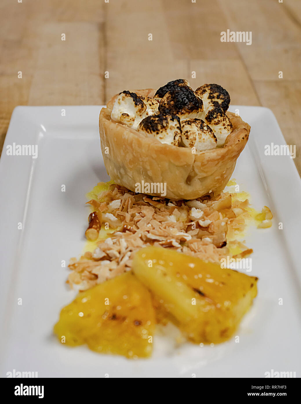 Coupe à dessert avec chormé incendié les guimauves et le vitrage de l'ananas. Banque D'Images