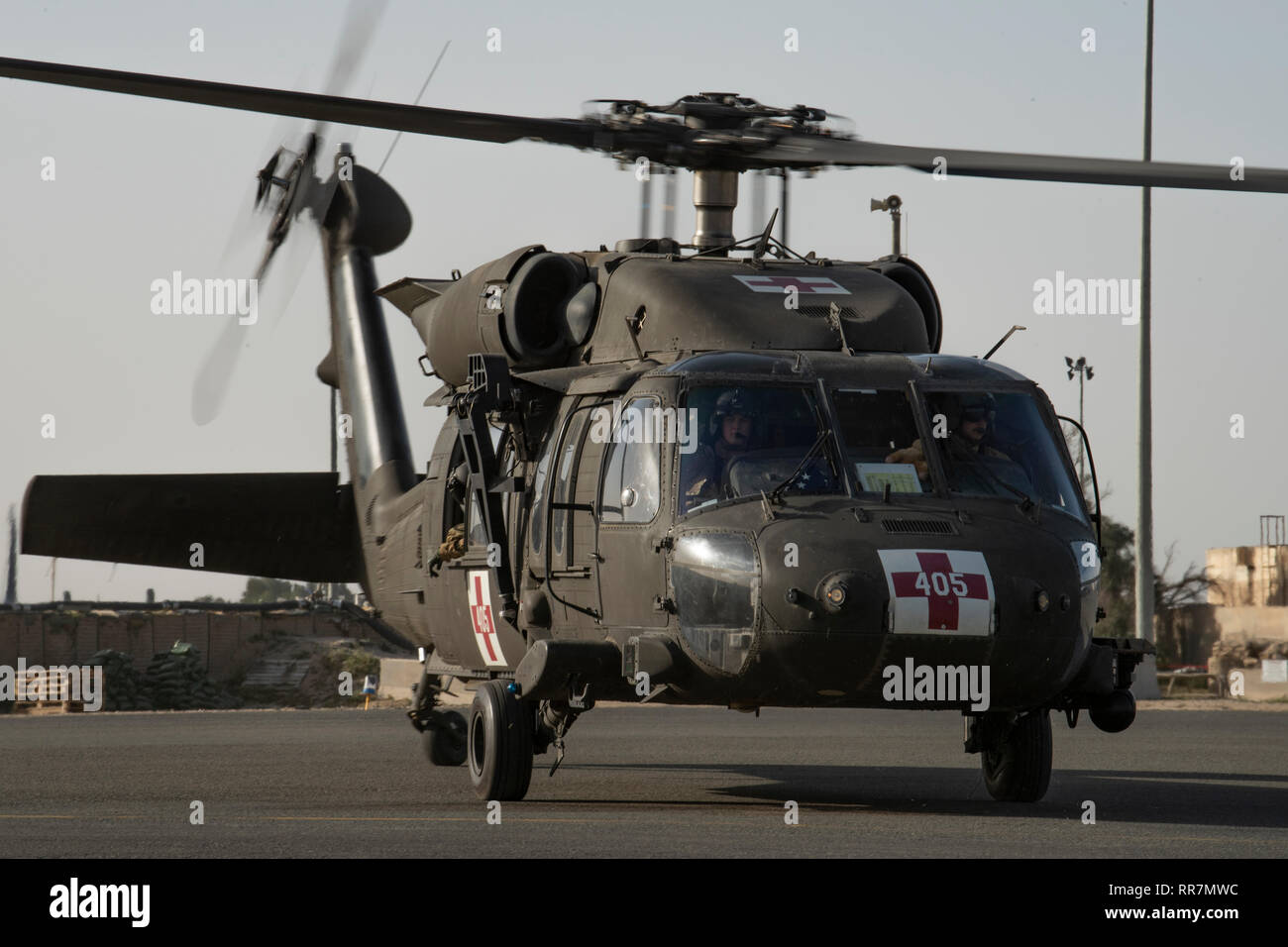 Un UH-60 Black Hawk exploités par des membres de la Compagnie C, l'évacuation médicale 2e Bataillon de l'aviation d'appui général, 211e Régiment d'aviation de la Garde nationale du Minnesota, des taxis dans après un vol dans un endroit inconnu dans le sud-ouest de l'Asie pendant une évacuation sanitaire 101, 16 février 2019. 101 est une évacuation médicale ramper, marcher, utiliser la méthode de formation qui est utilisé pour familiariser les individus dans l'OD avec les capacités d'une évacuation sanitaire d'unité, et de familiariser les membres militaires des États-Unis avec le processus de chargement et de déchargement à l'évacuation médicale des patients sous le stress d'un UH-60 Black Hawk. (U.S. Air Force Photo/T Banque D'Images