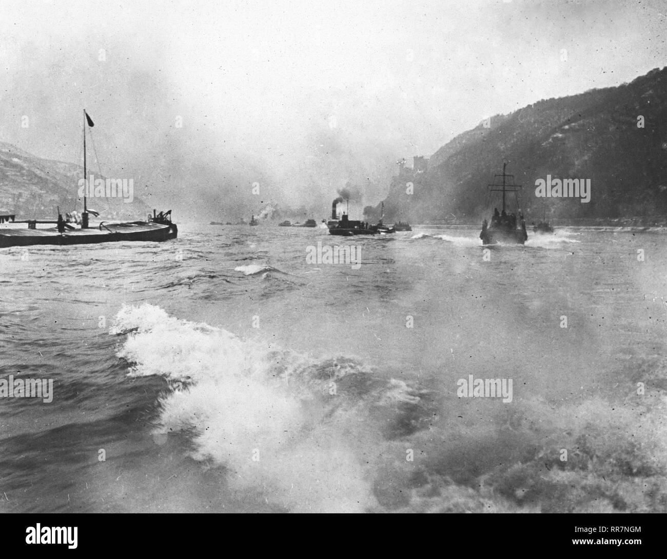 Armée d'occupation française - regarder les péniches du Rhin. Les barges naviguant en patrouille française Rhin maintenir l'ordre et de veiller à ce que les règles de navigation sont strictement réalisées en exécution d'ordres Banque D'Images