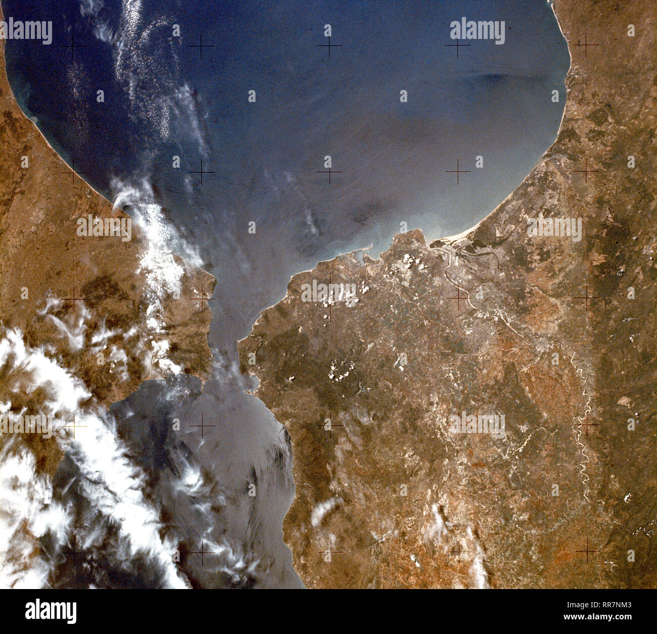 (22 juin 1973) --- Porte de l'Atlantique, depuis les temps anciens le détroit de Gibraltar (36.5N, 4,5 W) est aussi la frontière entre l'Afrique et l'Europe. En Espagne au nord, la zone sombre près de la côte est du delta de la rivière Guadalquivir et la ville de Séville. La petite pointe de terre sur le côté nord du détroit est le rocher de Gibraltar. Du côté africain, un nuage à l'échelle de coupe avant de la côte est soufflée dans l'Europe à partir du Maroc et l'Algérie. Banque D'Images