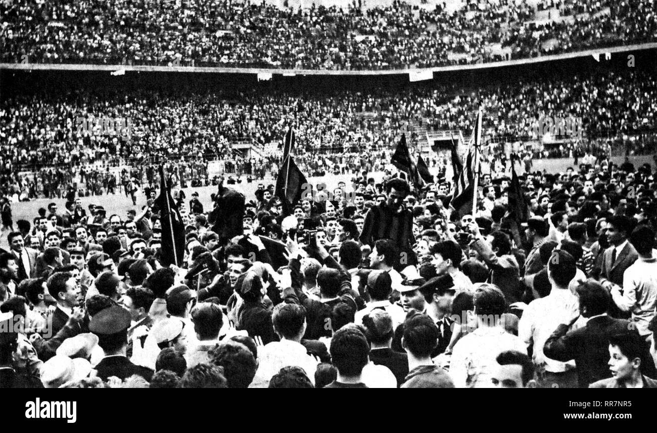 Milan, à San Siro, 2 juin 1959. À la fin de la victoire à domicile contre A.C. L'Udinese (7-0), valable pour le 33ème round du Championnat Italien 1958-59 Serie A, A.C. L'équipe de Milan et partisans célèbre la conquête de mathématiques le Scudetto. Banque D'Images