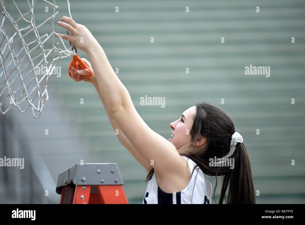 Un joueur participant à une coupe traditionnelle du filet à la suite d'un match de championnat régional victoire. USA. Banque D'Images