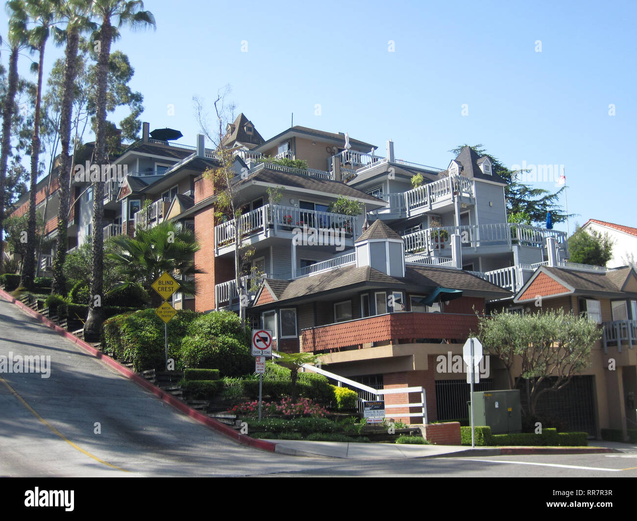 Vue de maisons le long d'une falaise qui ont une vue directe sur l'océan à Laguna Beach, Californie. Banque D'Images