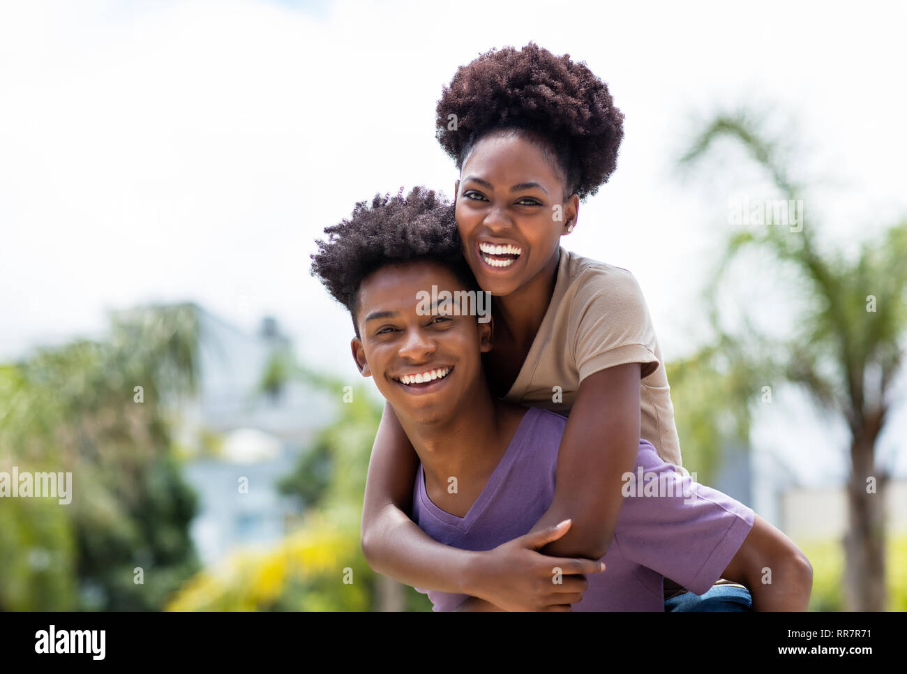 Happy african american couple amour en plein air l'été Banque D'Images