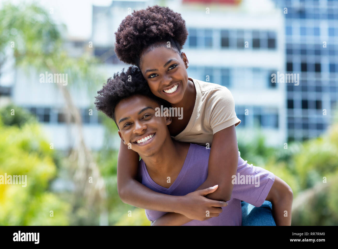 Young african american love couple piscine en été Banque D'Images