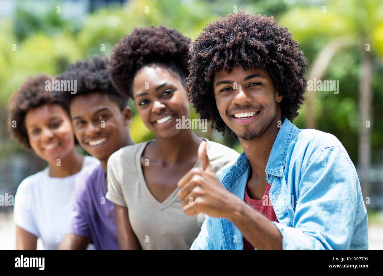 Happy african american man avec groupe de jeunes adultes en ligne piscine en ville en été Banque D'Images