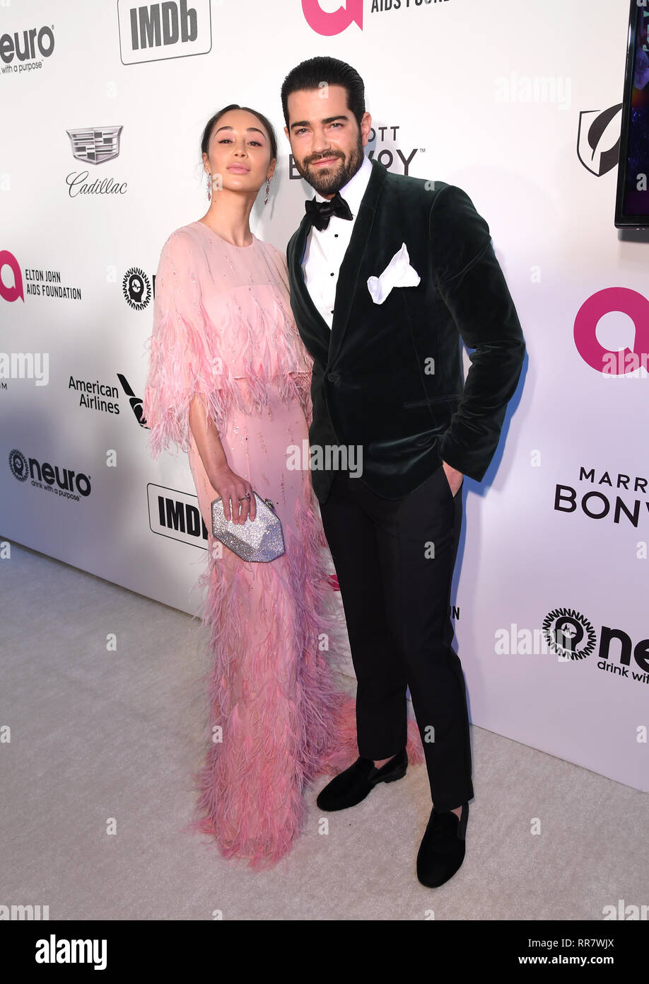 Cara Santana (à gauche) et Jesse Metcalfe assistant à la Fondation Elton John CONTRE LE SIDA L'affichage a tenu à West Hollywood Park, Los Angeles, Californie, USA. Banque D'Images