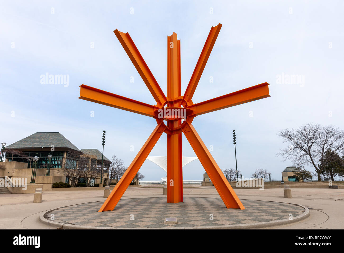 Milwaukee, WI - le 11 avril 2018 : La sculpture orange Milwaukee appelant et le Milwaukee Art Museum. L'art public est de 40 pieds de haut et se trouve en f Banque D'Images