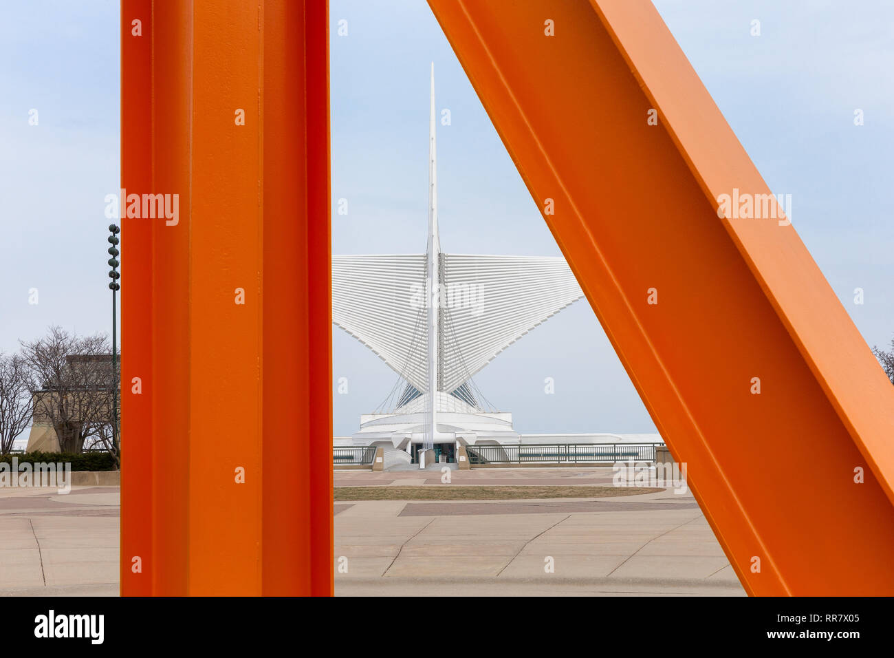 Milwaukee, WI - le 11 avril 2018 : Milwaukee Art Museum vu à travers les pattes de couleur orange de la sculpture l'appelant. L'art public se trouve en face d'un Banque D'Images