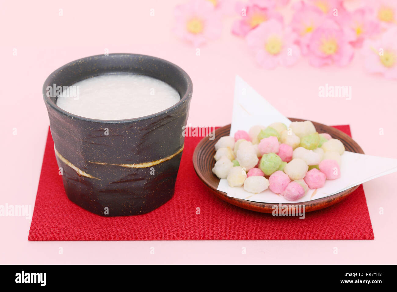 Boire de l'alcool doux traditionnel japonais fait à partir de sake lees (amazake) Banque D'Images