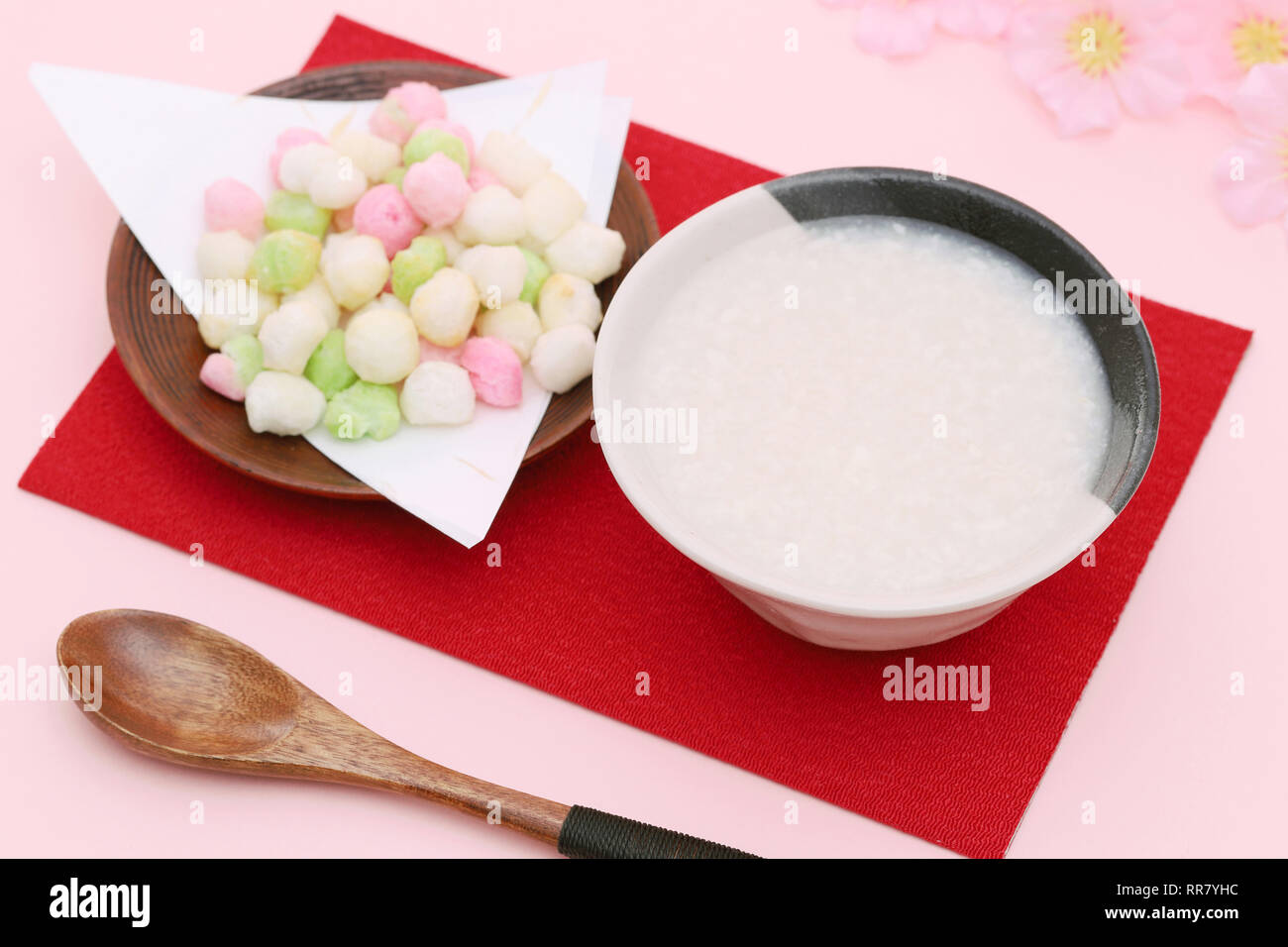 Boire de l'alcool doux traditionnel japonais fait à partir de sake lees (amazake) Banque D'Images