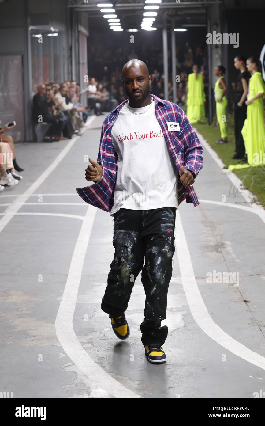 PARIS, FRANCE - 27 SEPTEMBRE : Fashion designer Virgil Abloh et modèles à  pied la piste pendant la Off-White show dans le cadre de la Fashion Week de  Paris Photo Stock - Alamy