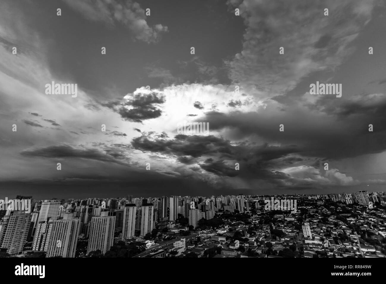 Belle vue sur le ciel d'orage sombre dramatique en noir et blanc. La pluie est pour bientôt. Schéma des nuages sur la ville. Très forte pluie ciel dans sa Banque D'Images