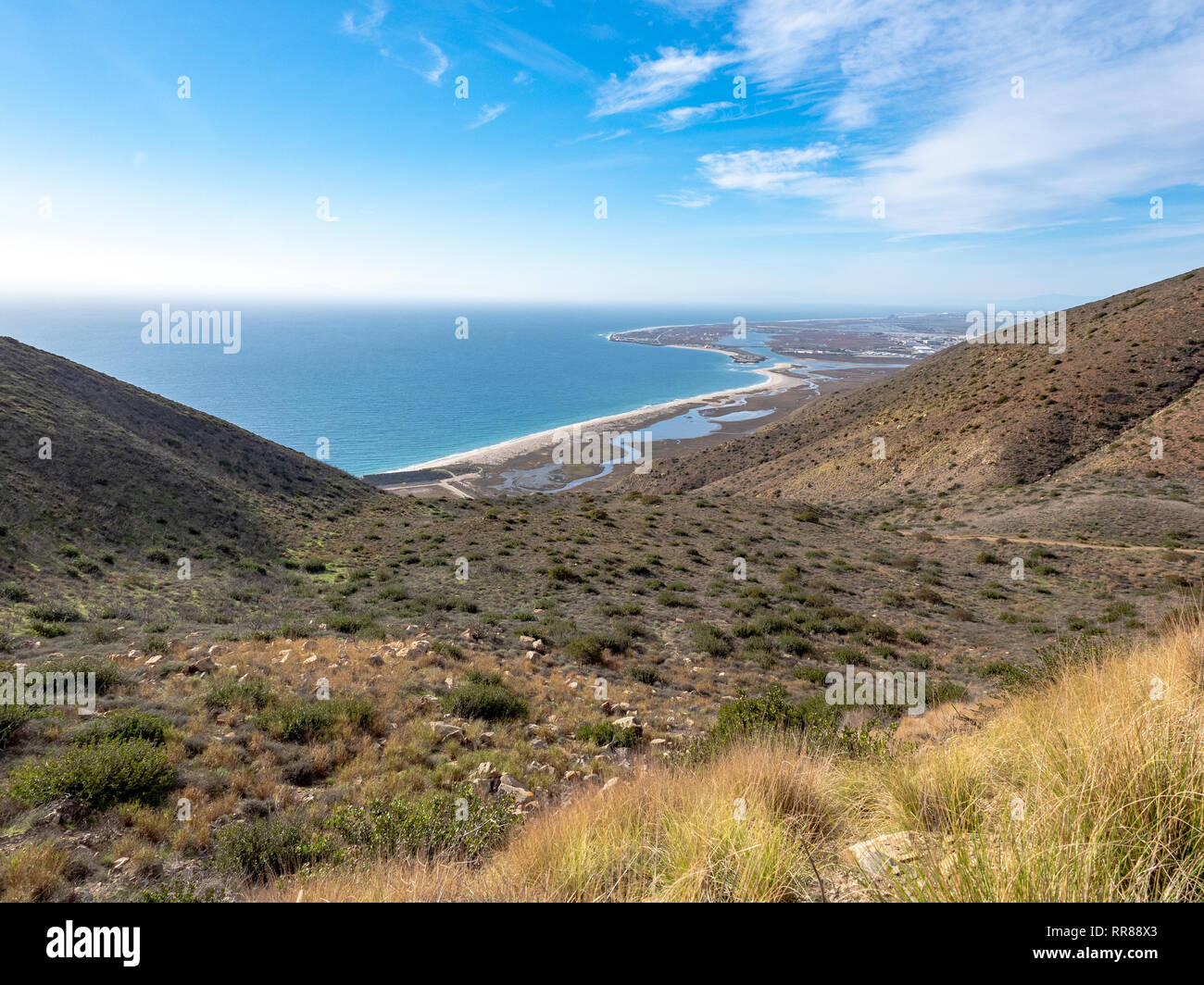 Vue de Port Hueneme, base navale de Chumash et sentier de crête de Mugu, Point Mugu State Park, comté de Ventura, Californie, USA Banque D'Images