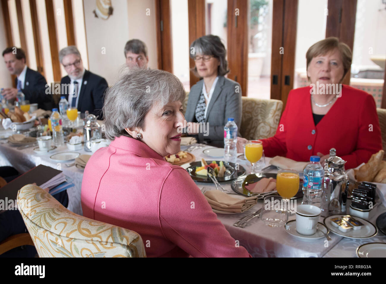 Premier ministre Theresa Mai (centre) a un petit déjeuner-réunion avec la Chancelière allemande Angela Merkel (droite) lors du sommet de la Ligue des États arabes à Charm el-Cheikh, en Égypte. Banque D'Images