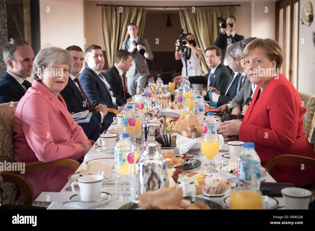 Premier ministre Theresa Mai (à gauche) a un petit déjeuner-réunion avec la Chancelière allemande Angela Merkel (droite) lors du sommet de la Ligue des États arabes à Charm el-Cheikh, en Égypte. Banque D'Images