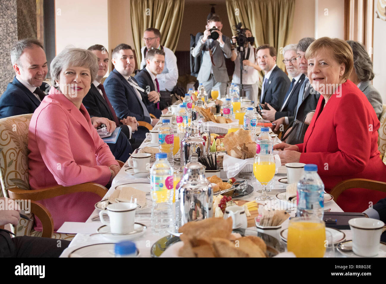 Premier ministre Theresa Mai (à gauche) a un petit déjeuner-réunion avec la Chancelière allemande Angela Merkel (droite) lors du sommet de la Ligue des États arabes à Charm el-Cheikh, en Égypte. Banque D'Images