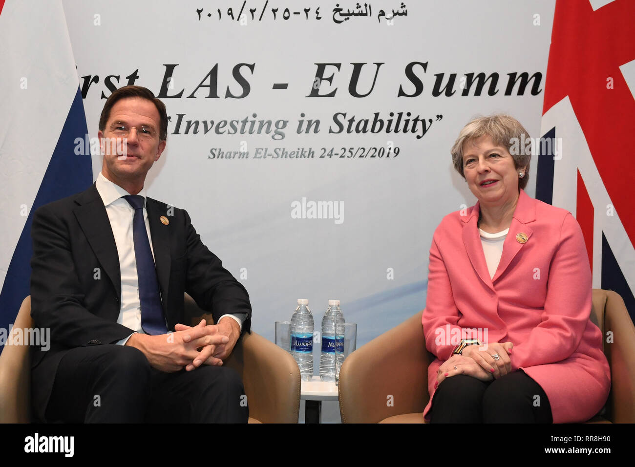 Premier ministre Theresa Mai Réunion avec le Premier ministre néerlandais Mark Rutte lors du sommet de la Ligue des États arabes à Charm el-Cheikh, en Égypte. Banque D'Images