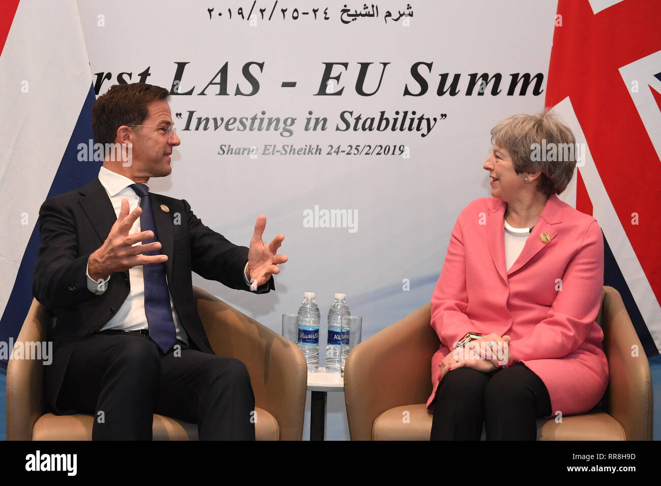 Premier ministre Theresa Mai Réunion avec le Premier ministre néerlandais Mark Rutte lors du sommet de la Ligue des États arabes à Charm el-Cheikh, en Égypte. Banque D'Images