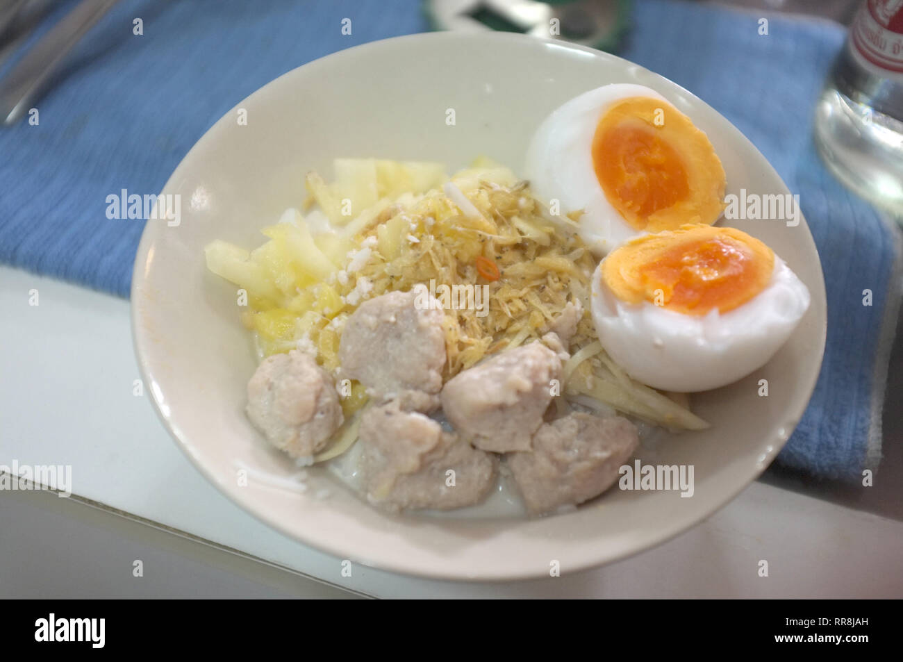 Kanom Cheen vu Nam ou de nouilles de riz Thaï au lait de coco à ébullition egg Banque D'Images