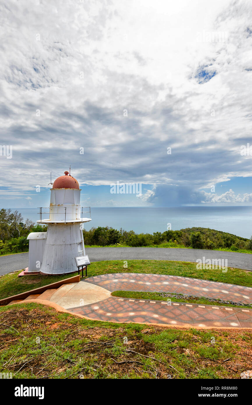 Vue verticale de Grassy Hill Light avec une tempête en mer, Cooktown, Far North Queensland, Queensland, Australie, FNQ Banque D'Images