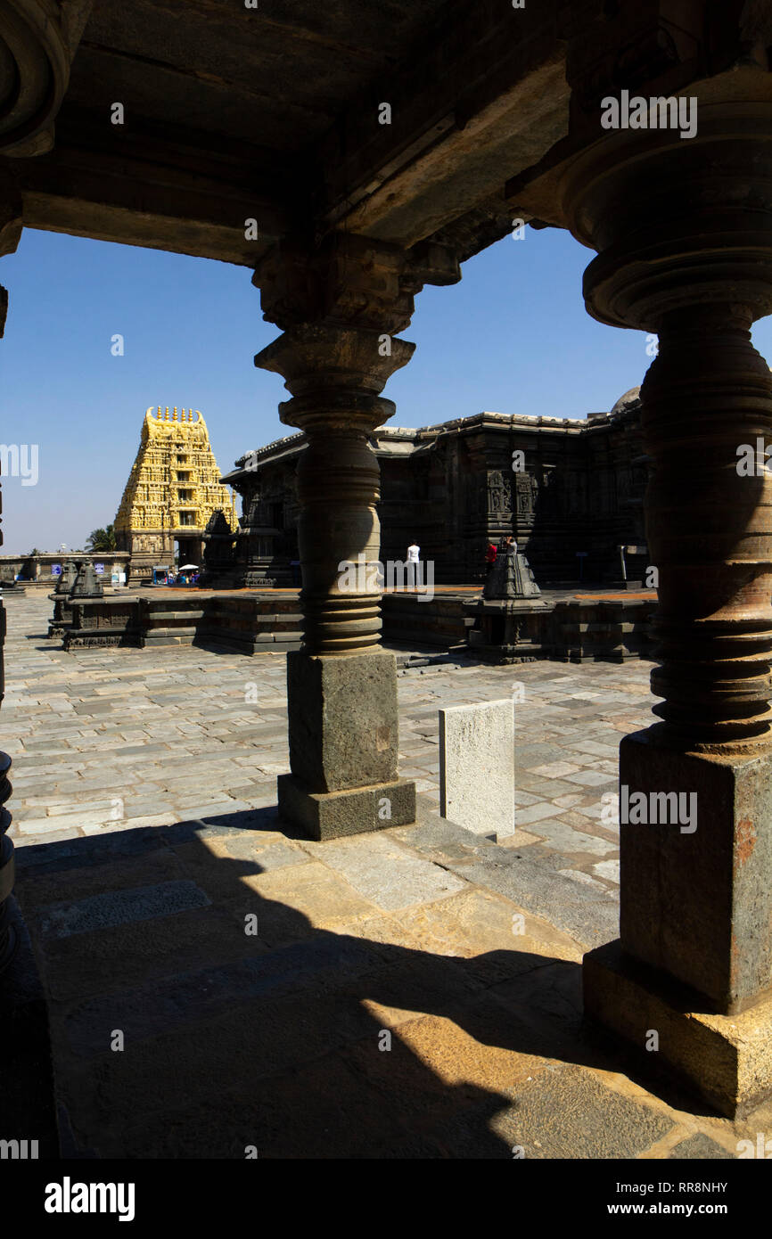 Entrée de Belur Temple Chennakeshava vu de l'intérieur du complexe des temples, Belur, Karnataka, Inde. Banque D'Images