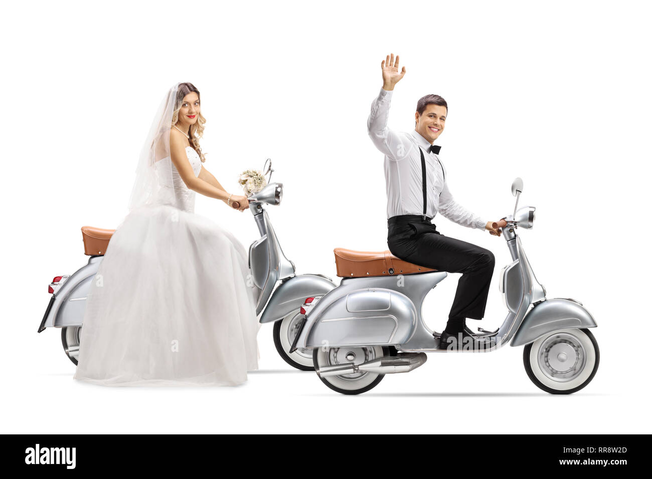 Toute la longueur de la Bride and Groom riding scooters vintage et forme isolé sur fond blanc Banque D'Images
