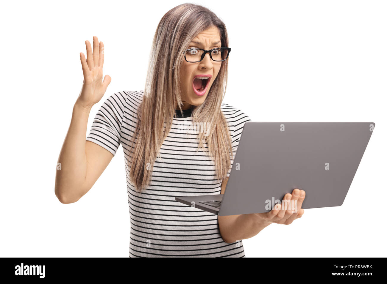 Choqué blonde woman looking at un ordinateur portable isolé sur fond blanc Banque D'Images