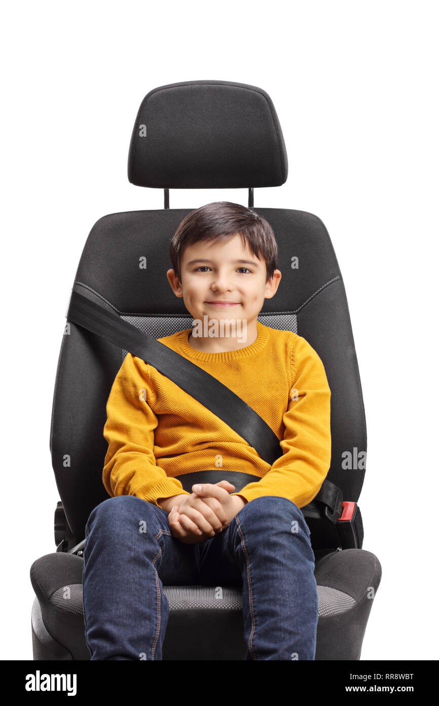 Homme enfant assis dans un siège de voiture avec ceinture de sécurité sur l'isolé sur fond blanc Banque D'Images