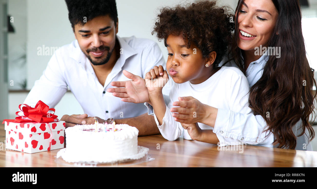 Fête d'anniversaire de l'événement de la famille vivre ensemble à la maison Banque D'Images