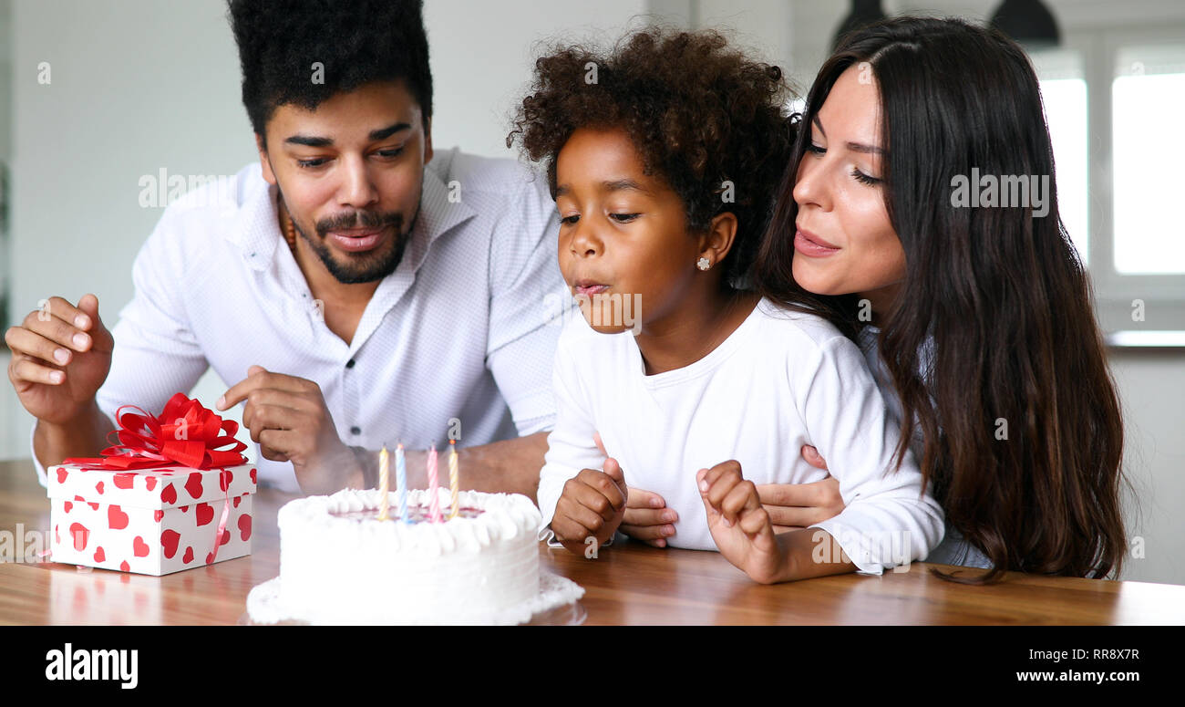 Fête d'anniversaire de l'événement de la famille vivre ensemble à la maison Banque D'Images