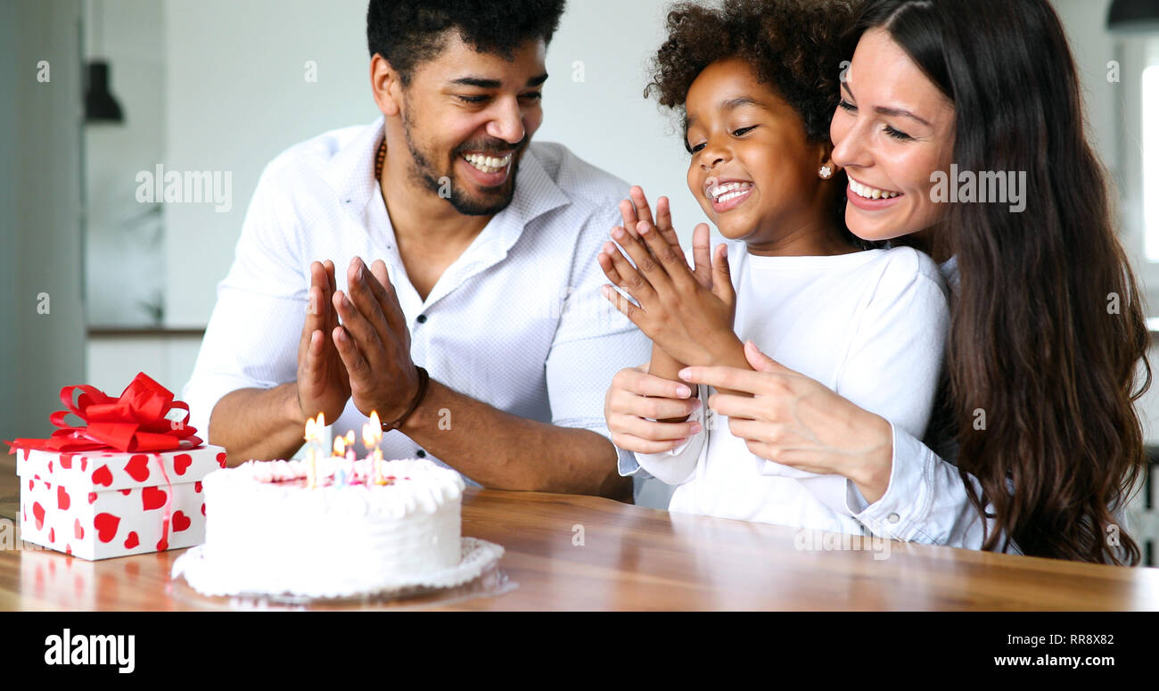 Famille heureuse de célébrer l'anniversaire de leur enfant Banque D'Images