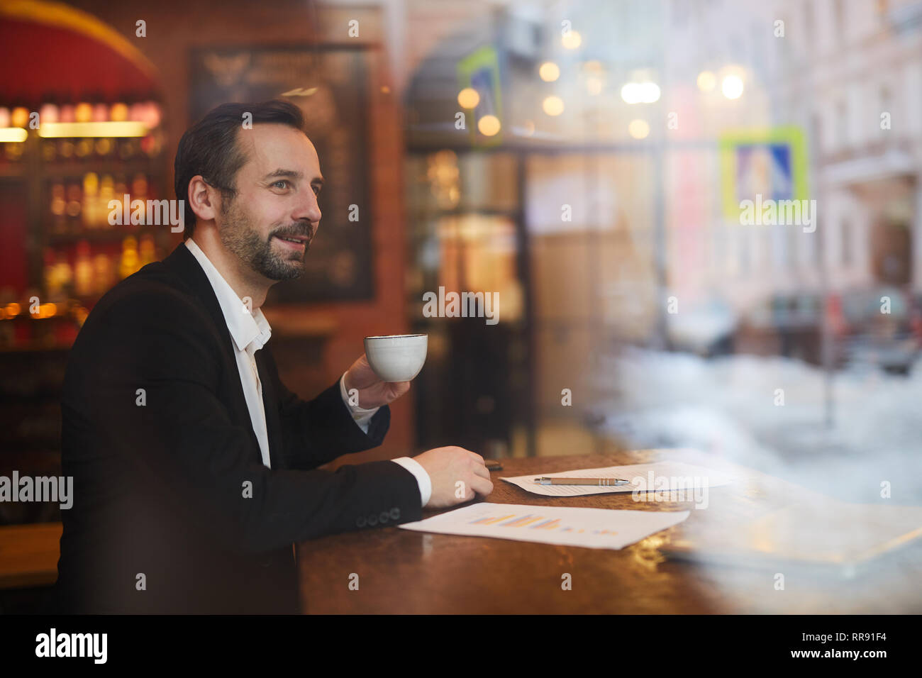 Pensive Businessman in Cafe Banque D'Images