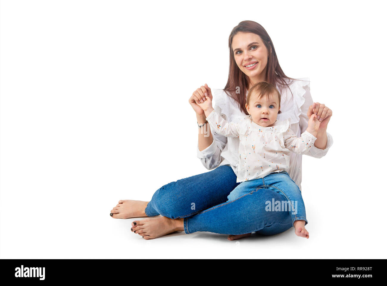 Mère et son bébé fille isolée sur fond blanc Banque D'Images