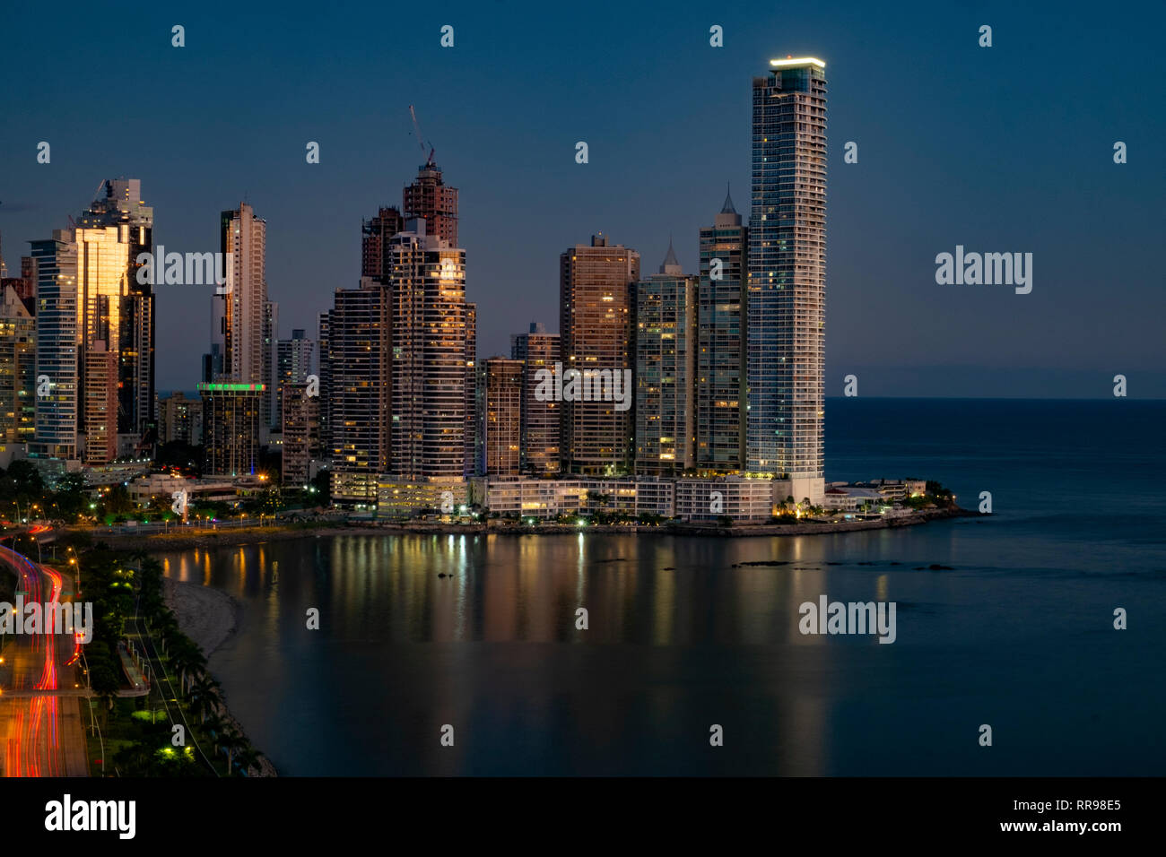 L'horizon de la ville de Panama, la nuit, la ville de Panama, Panama, Amérique Centrale Banque D'Images