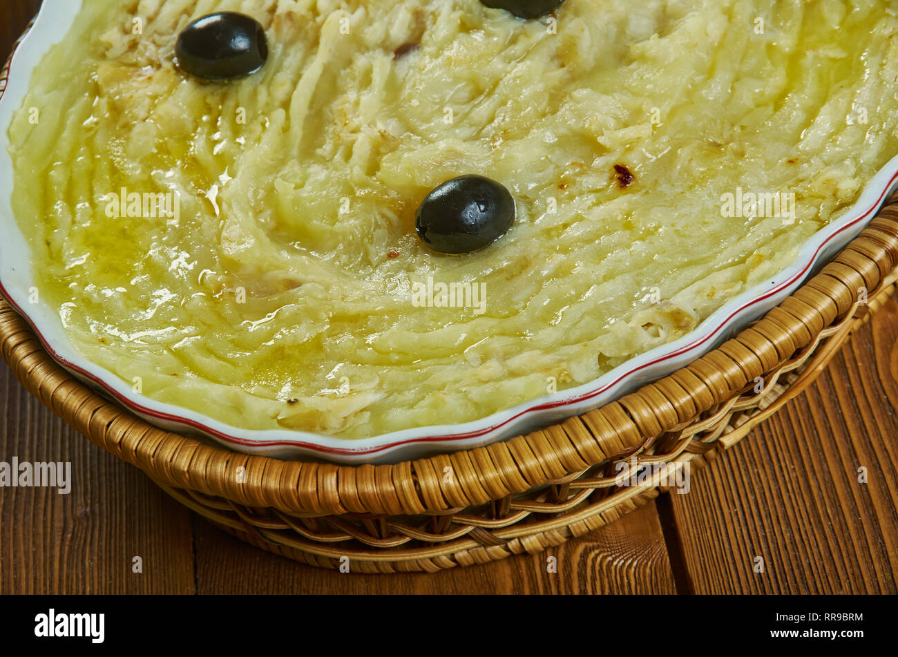 Morue portugaise et de pommes de terre en cocotte Bacalhau Photo Stock -  Alamy