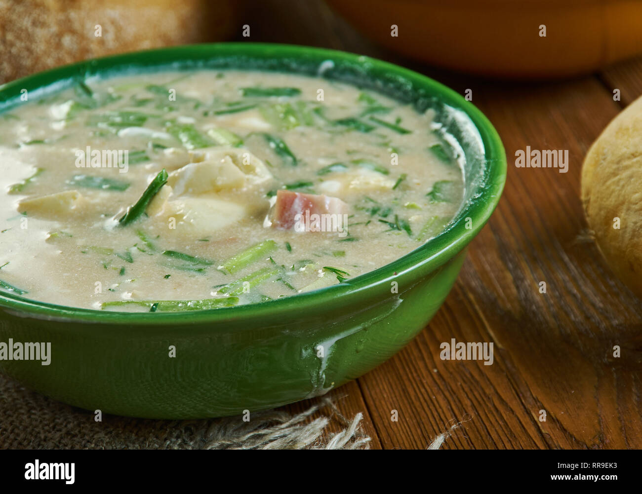 Okroshka, soupes traditionnelles russes , un assortiment de plats, Top view.soupe est un mélange de légumes crus pour la plupart , des pommes de terre, oeufs, et une viande cuite tels Banque D'Images