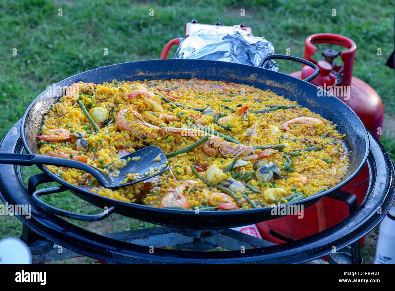 Une grande poêle de paella aux fruits de mer d'être servi en plein air Banque D'Images