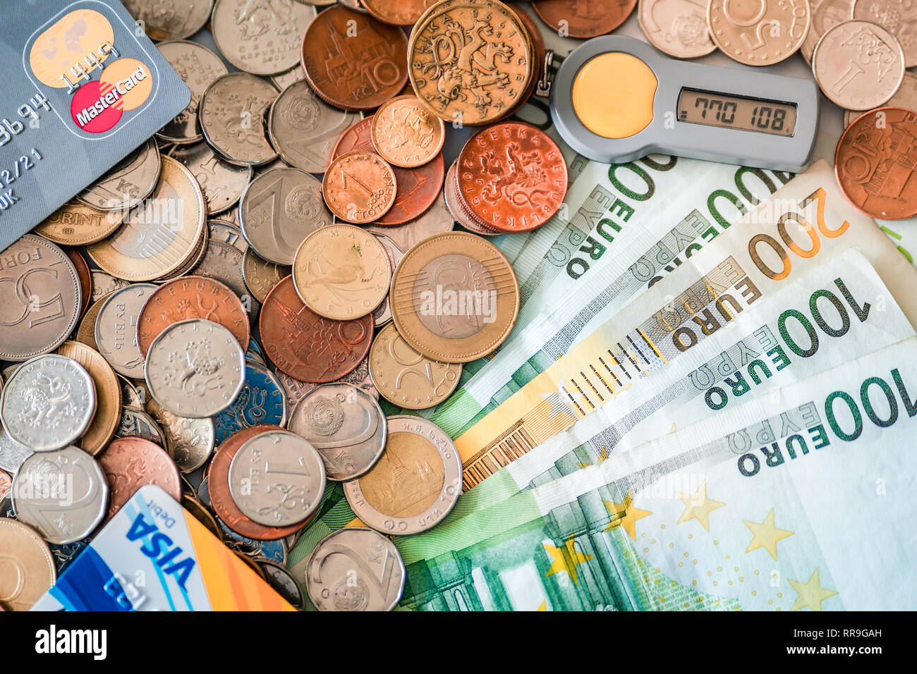 Pièces et billets européens avec les cartes de crédit VISA et Mastercard et le jeton de sécurité Banque D'Images