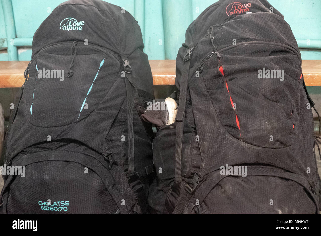 Une paire de Lowe Alpine sac à dos poussiéreux, backpacker travel Photo  Stock - Alamy