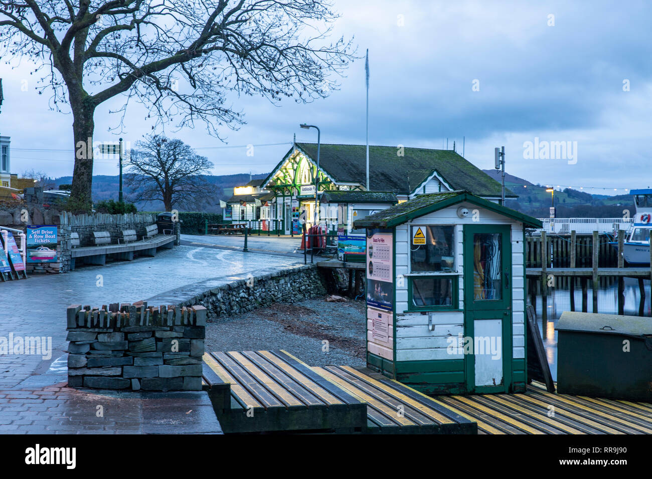 Tôt le matin à Ambleside jetée sur un hivers gris matin,Lake District, Cumbria, Angleterre Banque D'Images