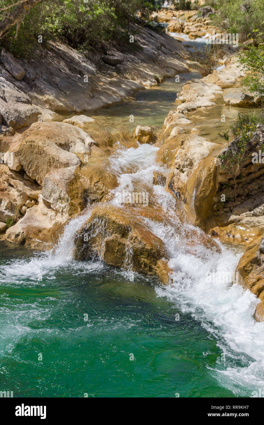 Ruisseau coule dans le Rio Borosa dans le Parc National de Cazorla, Espagne Banque D'Images