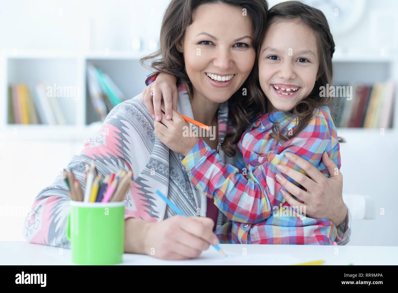 Portrait de petite fille mignonne avec mère dimensions Banque D'Images