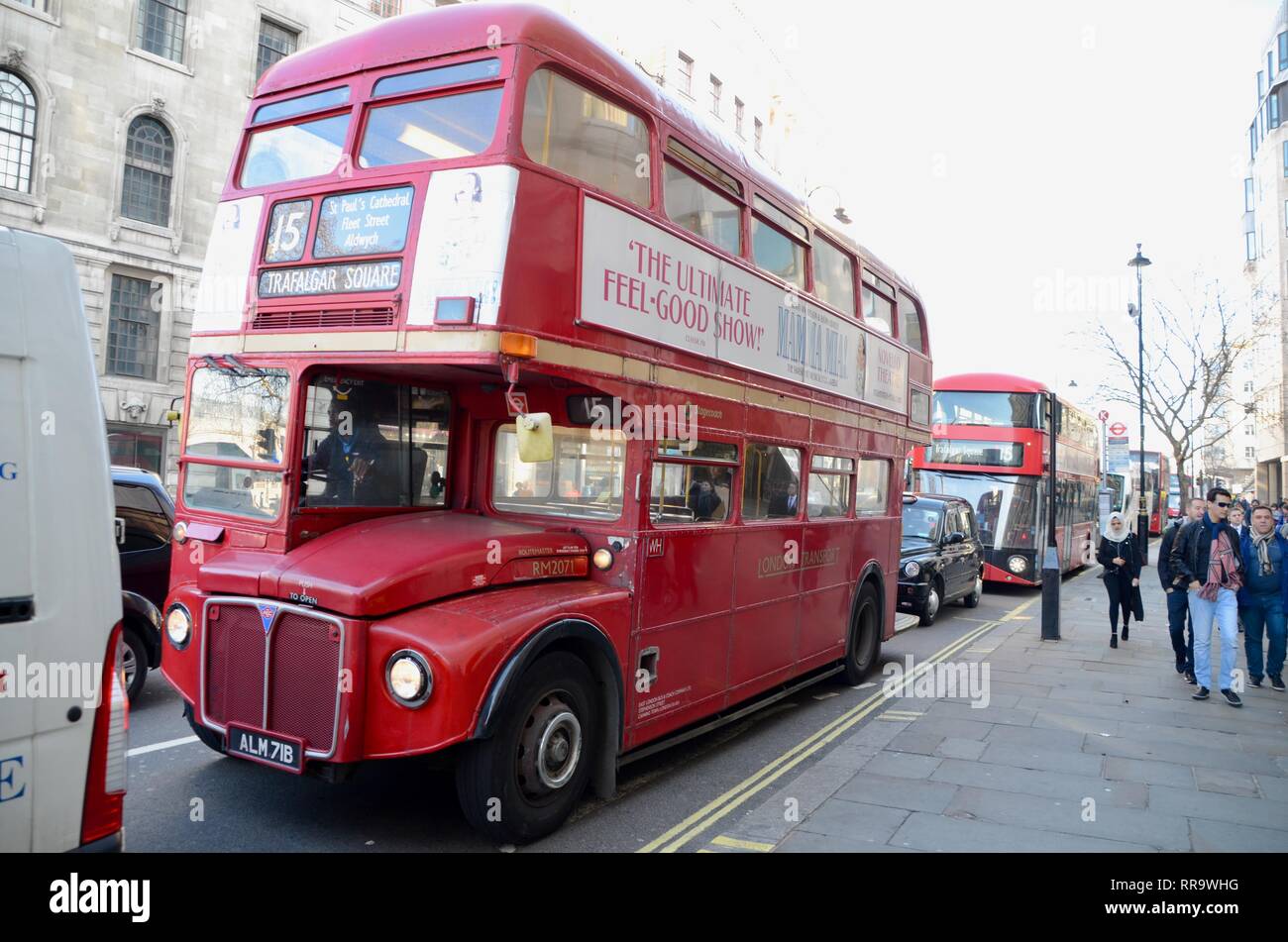 Vintage routemaster bus encore en fonctionnement à Londres Angleterre sur la ligne de bus n° 15 avec une version mise à jour derrière elle Banque D'Images