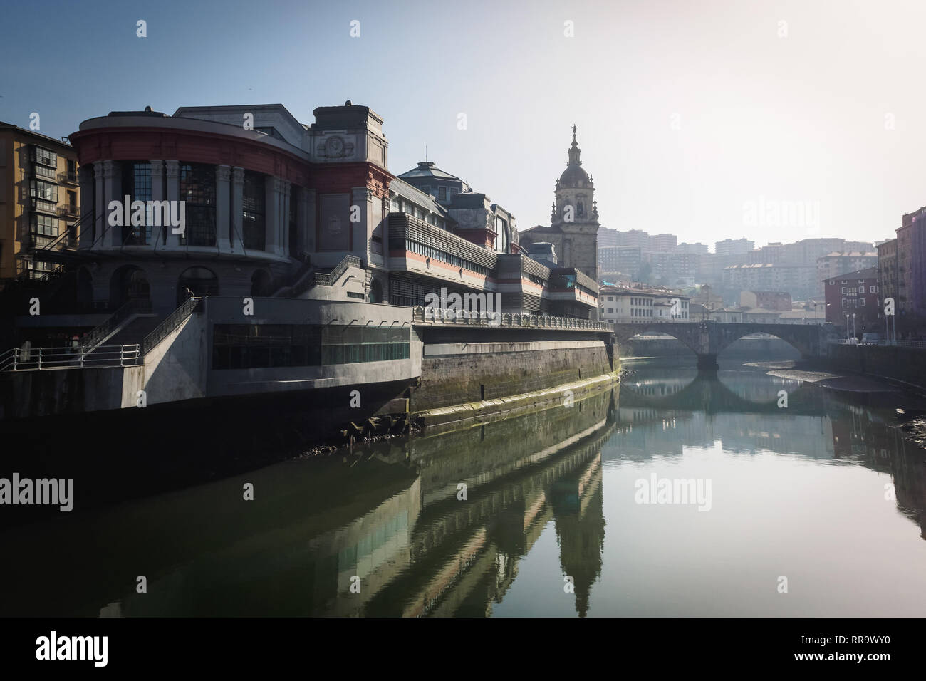 Le marché de la Ribera et l'église de San Anton de Bilbao vu de la rivière. Pays Basque Banque D'Images