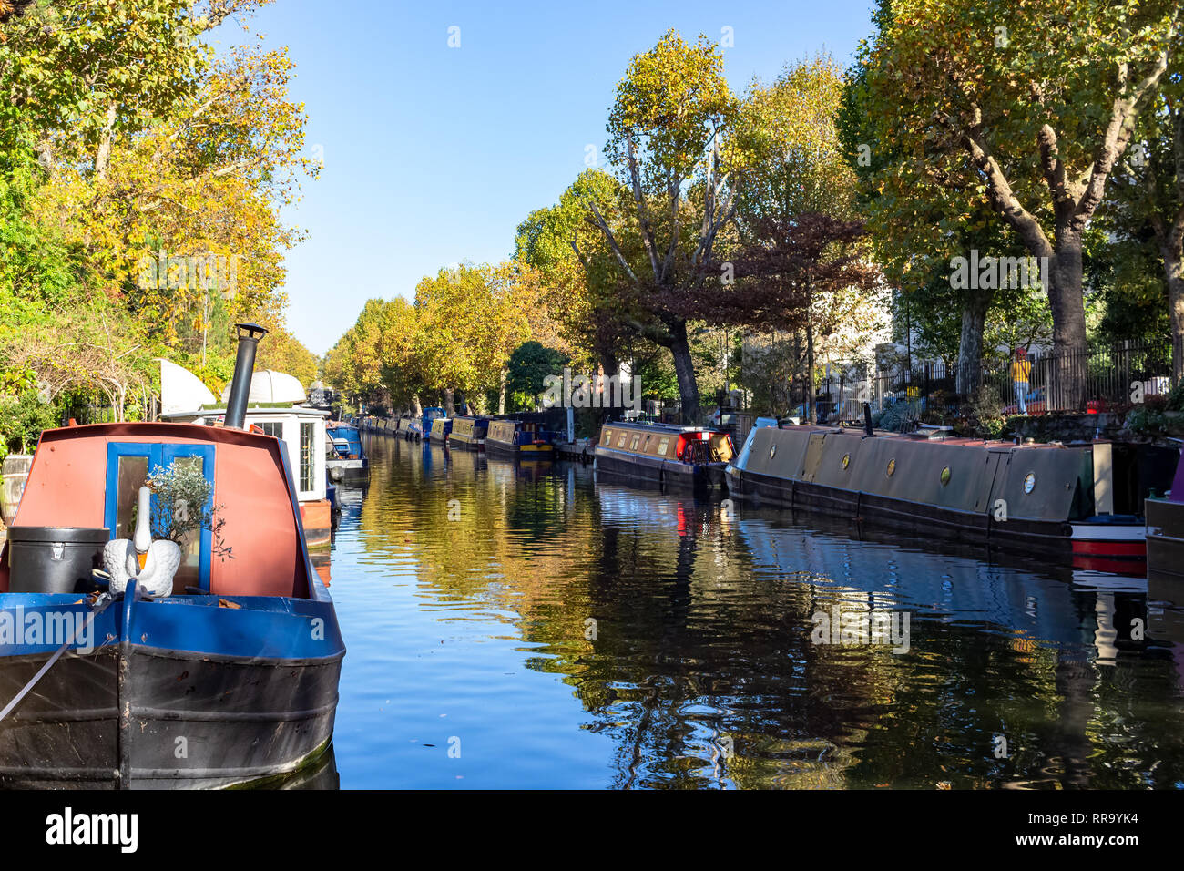 Londres, UK - Oct 21, 2018 : Rangées de péniches et bateaux sur le canal étroit banques à Regent's Canal, près de Paddington à la Petite Venise, Londres - Engl Banque D'Images