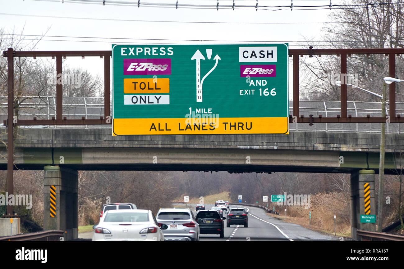 NEW YORK, USA - 14 décembre 2018 : EZPass signes et terminal. E ZPass est le péage électronique utilisé sur les routes à péages, tunnels et ponts, Banque D'Images