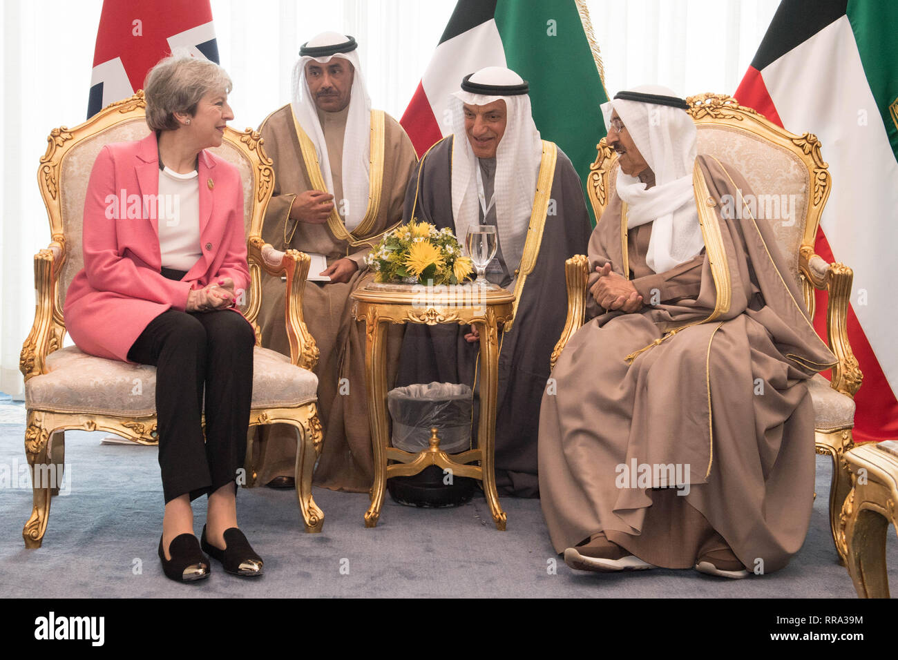 Premier ministre Theresa peut se réunit avec l'Émir du Koweït, Cheikh Jaber al-Ahmad al-Sabah (à droite) lors du sommet de la Ligue des États arabes à Charm el-Cheikh, en Égypte. Banque D'Images