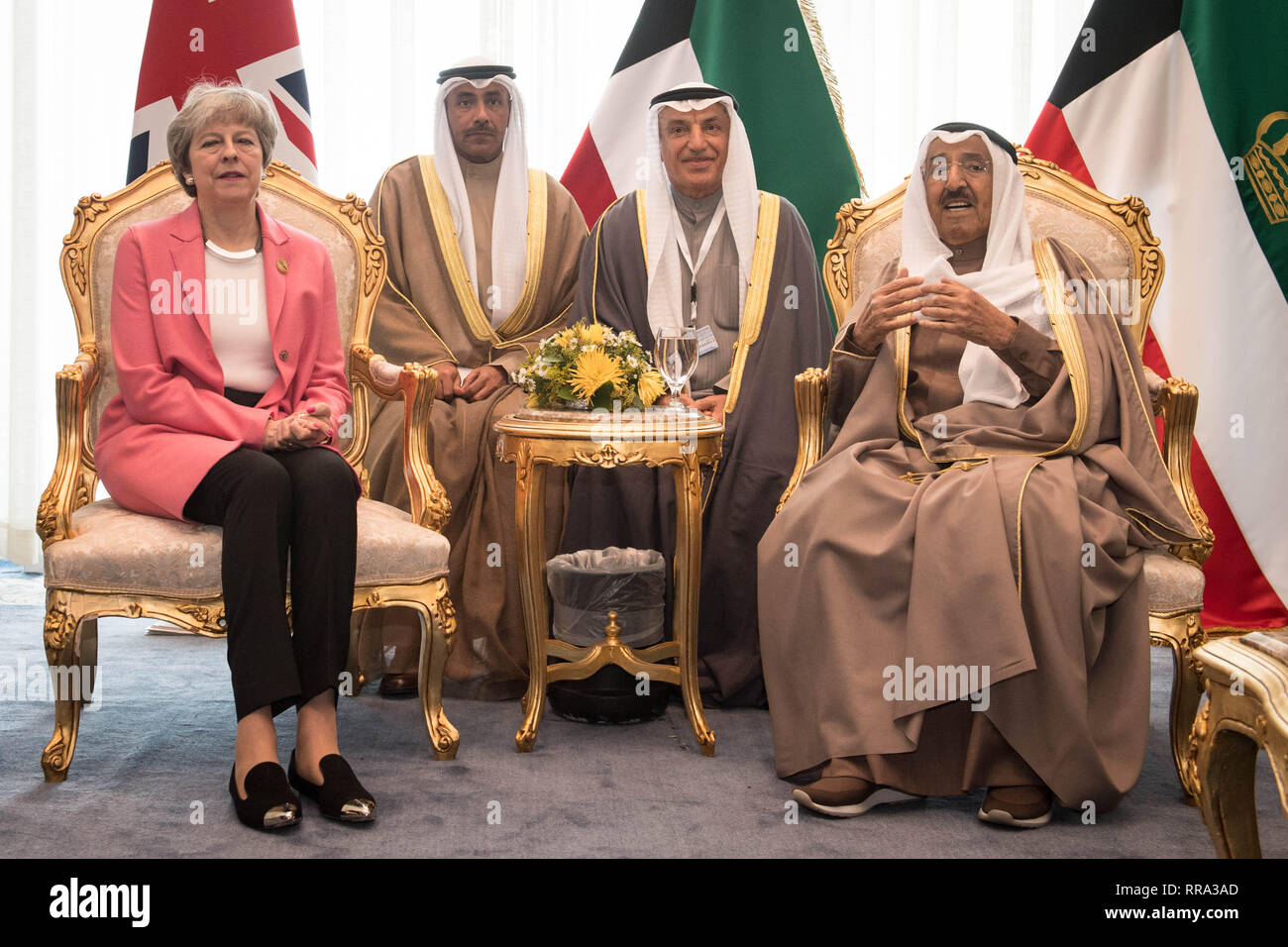 Premier ministre Theresa peut se réunit avec l'Émir du Koweït, Cheikh Jaber al-Ahmad al-Sabah (à droite) lors du sommet de la Ligue des États arabes à Charm el-Cheikh, en Égypte. Banque D'Images