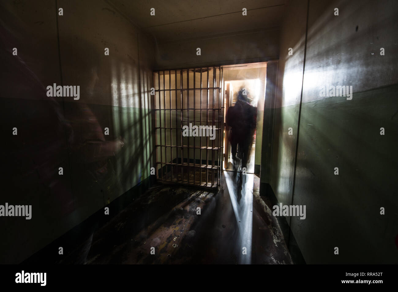 Les gens sortir à une cellule de prison dans la prison de l'île d'Alcatraz à San Francisco Bay Banque D'Images